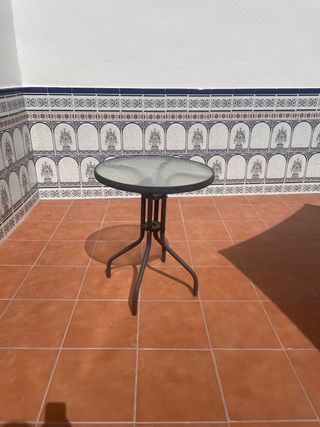 Mesa pequeña de terraza. Ubicada en Tomelloso
