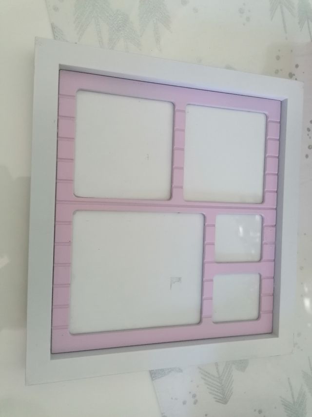 Marco fotos composición blanco/lila pared