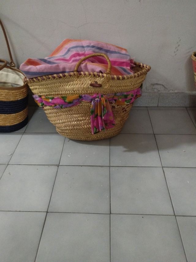 Hogar se vende cesto está nuevo con una toalla lo 