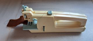 Máquina de coser de juguete antigua