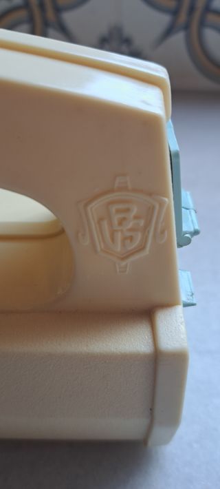 Máquina de coser de juguete antigua