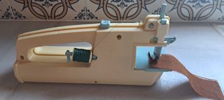 Máquina de coser de juguete antigua