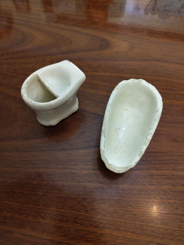 Retrete y bañera de cerámica antiguas.