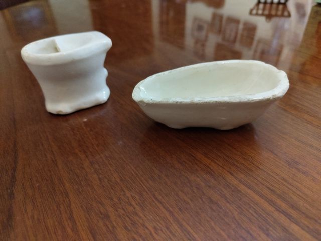 Retrete y bañera de cerámica antiguas.