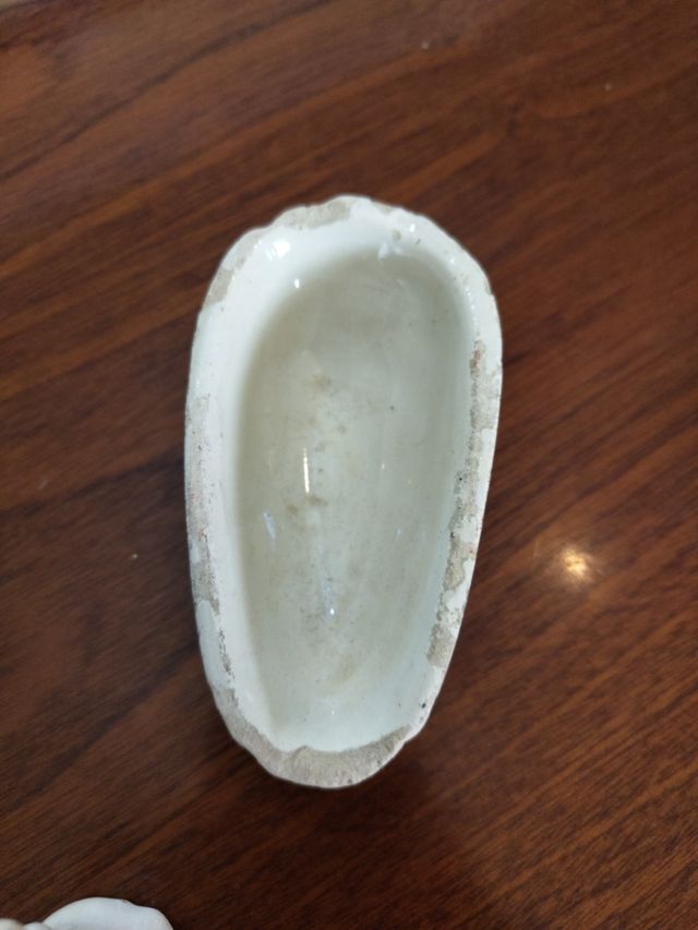 Retrete y bañera de cerámica antiguas.