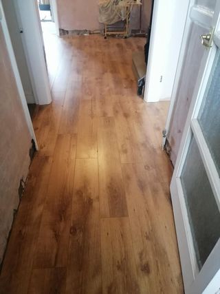 Montaje de suelo laminado, tarimas y pavimentos