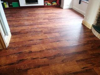 Montaje de suelo laminado, tarimas y pavimentos