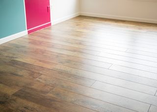 Montaje de suelo laminado, tarimas y pavimentos