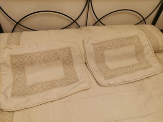 Colcha para cama de 150, y dos cojines en beige