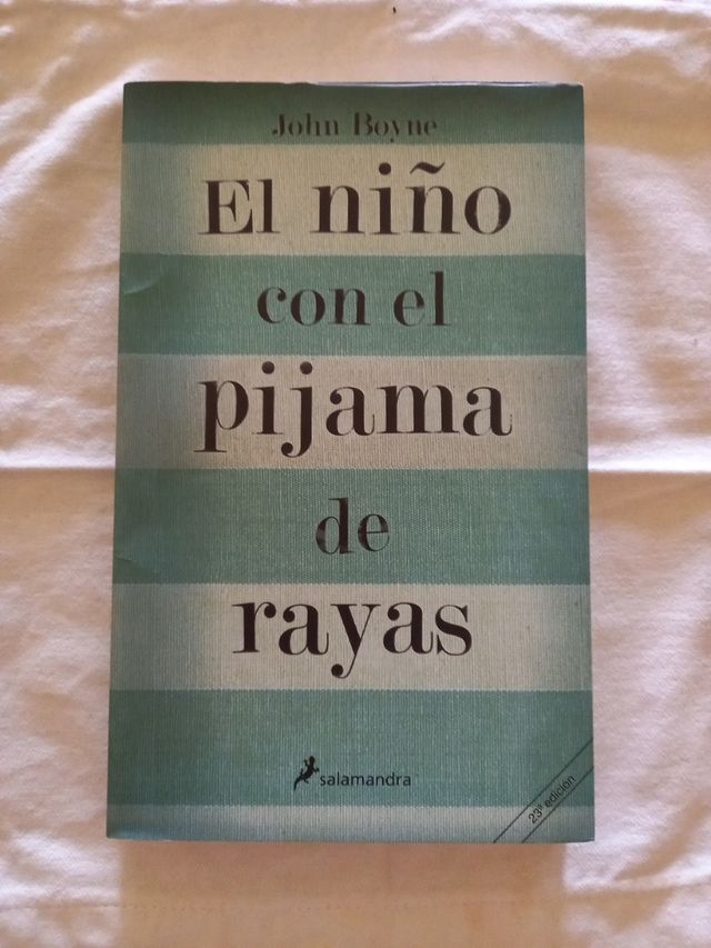 El niño con el pijama de rayas