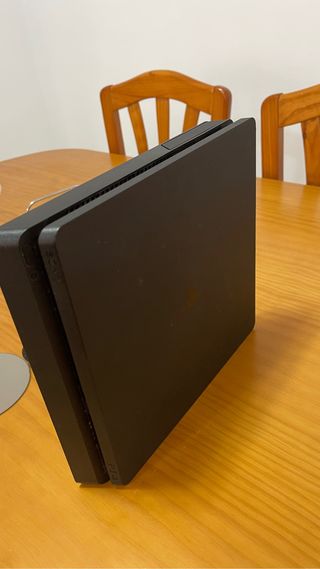 PS4 slim 1Tb + 1 mando + 2 juegos