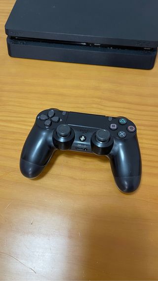 PS4 slim 1Tb + 1 mando + 2 juegos