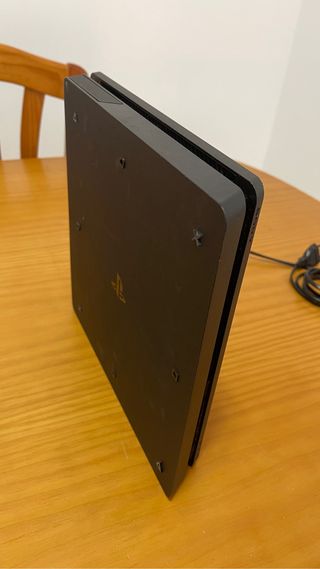 PS4 slim 1Tb + 1 mando + 2 juegos