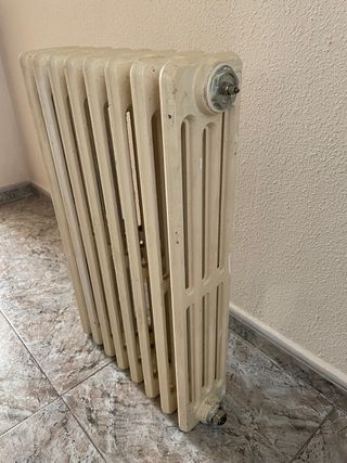 Radiador de hierro fundido marca Roca.