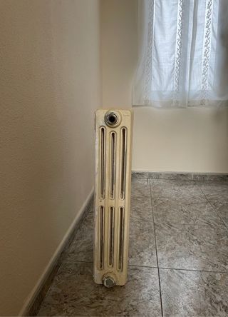 Radiador de hierro fundido marca Roca.