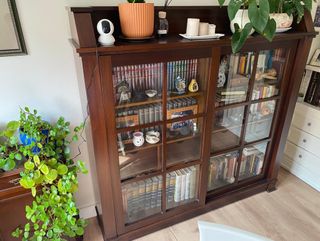 Mueble vitrina de jato macizo