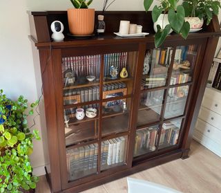 Mueble vitrina de jato macizo