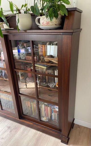 Mueble vitrina de jato macizo