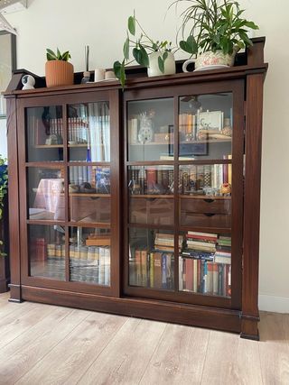 Mueble vitrina de jato macizo