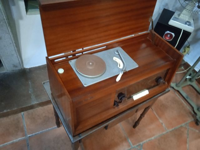 Vecchia radio con giradischi