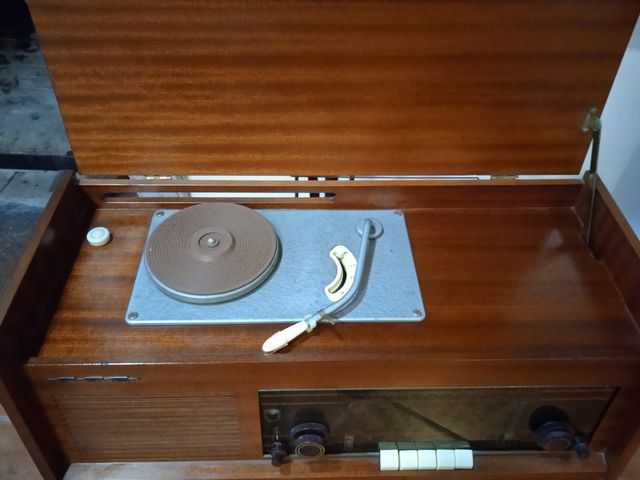 Vecchia radio con giradischi