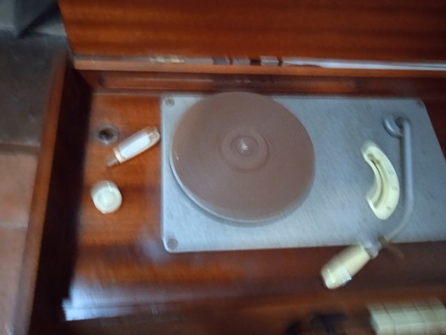 Vecchia radio con giradischi