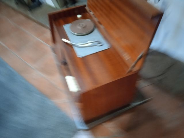 Vecchia radio con giradischi