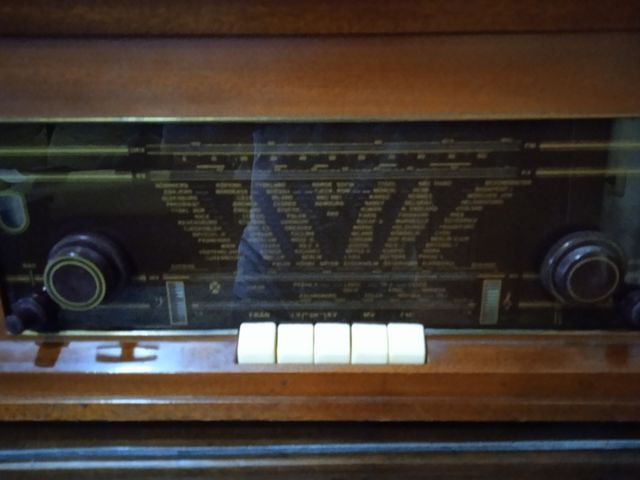 Vecchia radio con giradischi