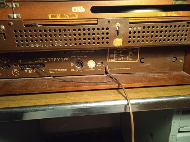 Vecchia radio con giradischi