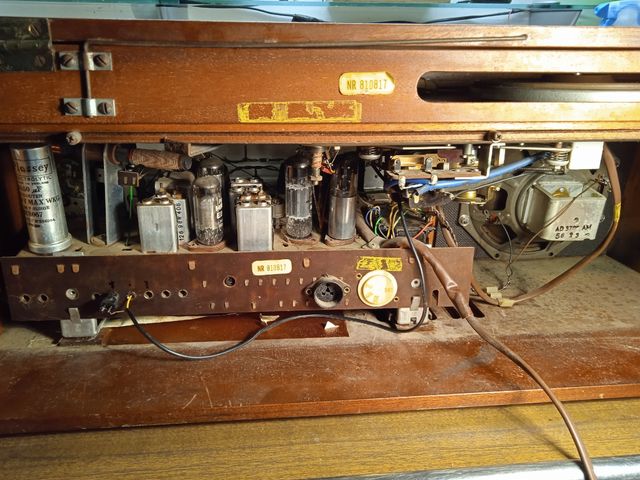 Vecchia radio con giradischi