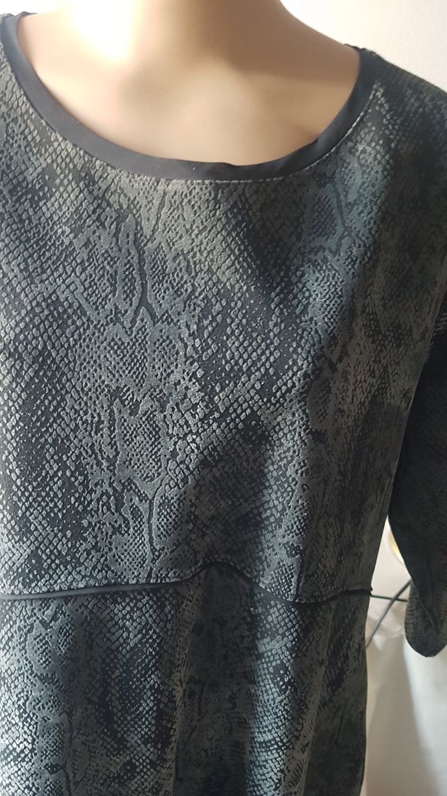 Vestido efecto piel serpiente