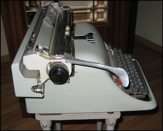 Maquina de escribir antigua