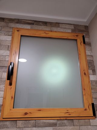 Ventana aluminio color madera prácticamente nueva