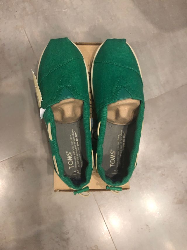 Zapatillas lona marca Toms. Sin estrenar. Talla 34
