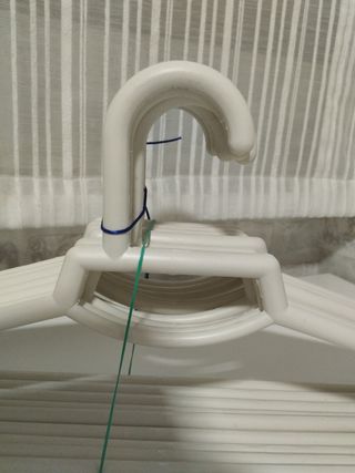 Perchas blancas robustas