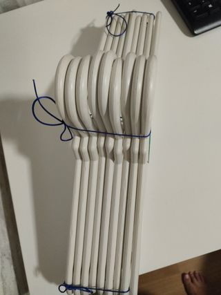 Perchas blancas robustas