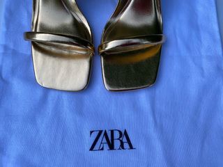 Sandalia Zara dorada con cordón