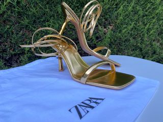 Sandalia Zara dorada con cordón