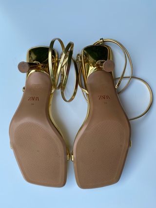 Sandalia Zara dorada con cordón