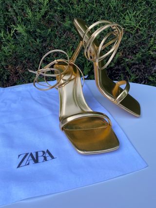 Sandalia Zara dorada con cordón