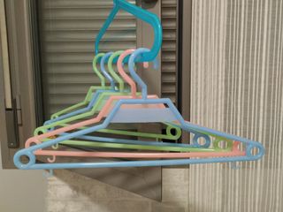 Perchas colores pastel