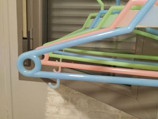 Perchas colores pastel