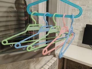 Perchas colores pastel