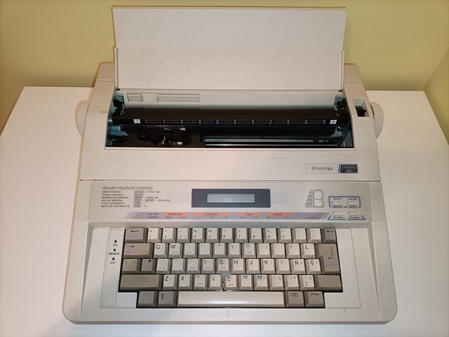 Máquina de escribir eléctrica AEG Olympia