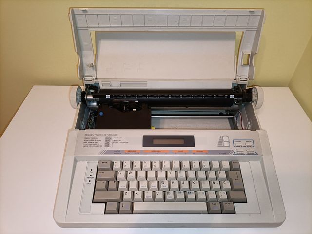 Máquina de escribir eléctrica AEG Olympia