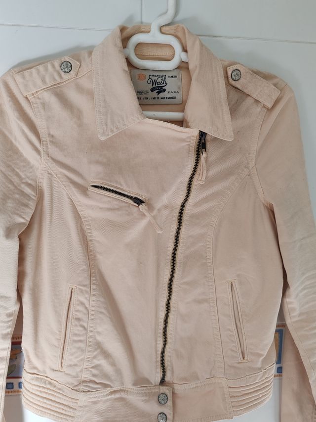 Cazadora de Zara. Beige, lcon cremallera. Talla L.