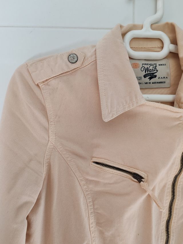 Cazadora de Zara. Beige, lcon cremallera. Talla L.