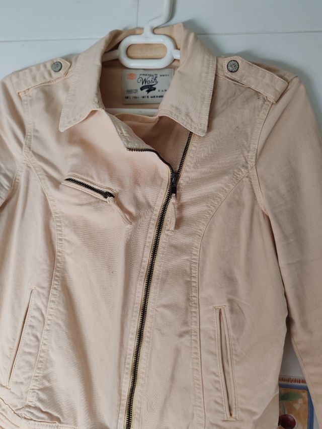 Cazadora de Zara. Beige, lcon cremallera. Talla L.
