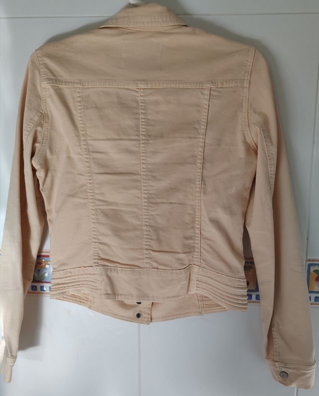 Cazadora de Zara. Beige, lcon cremallera. Talla L.