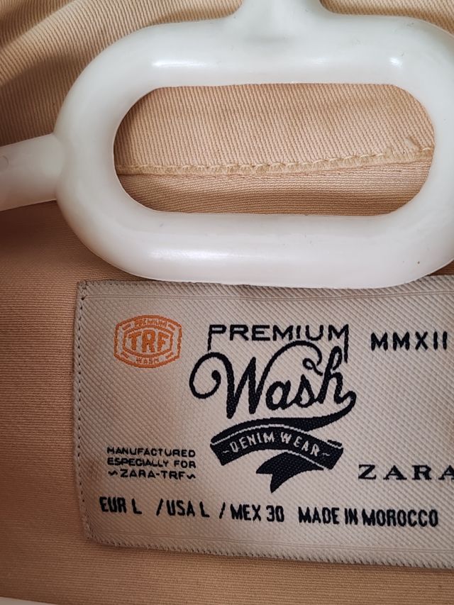 Cazadora de Zara. Beige, lcon cremallera. Talla L.